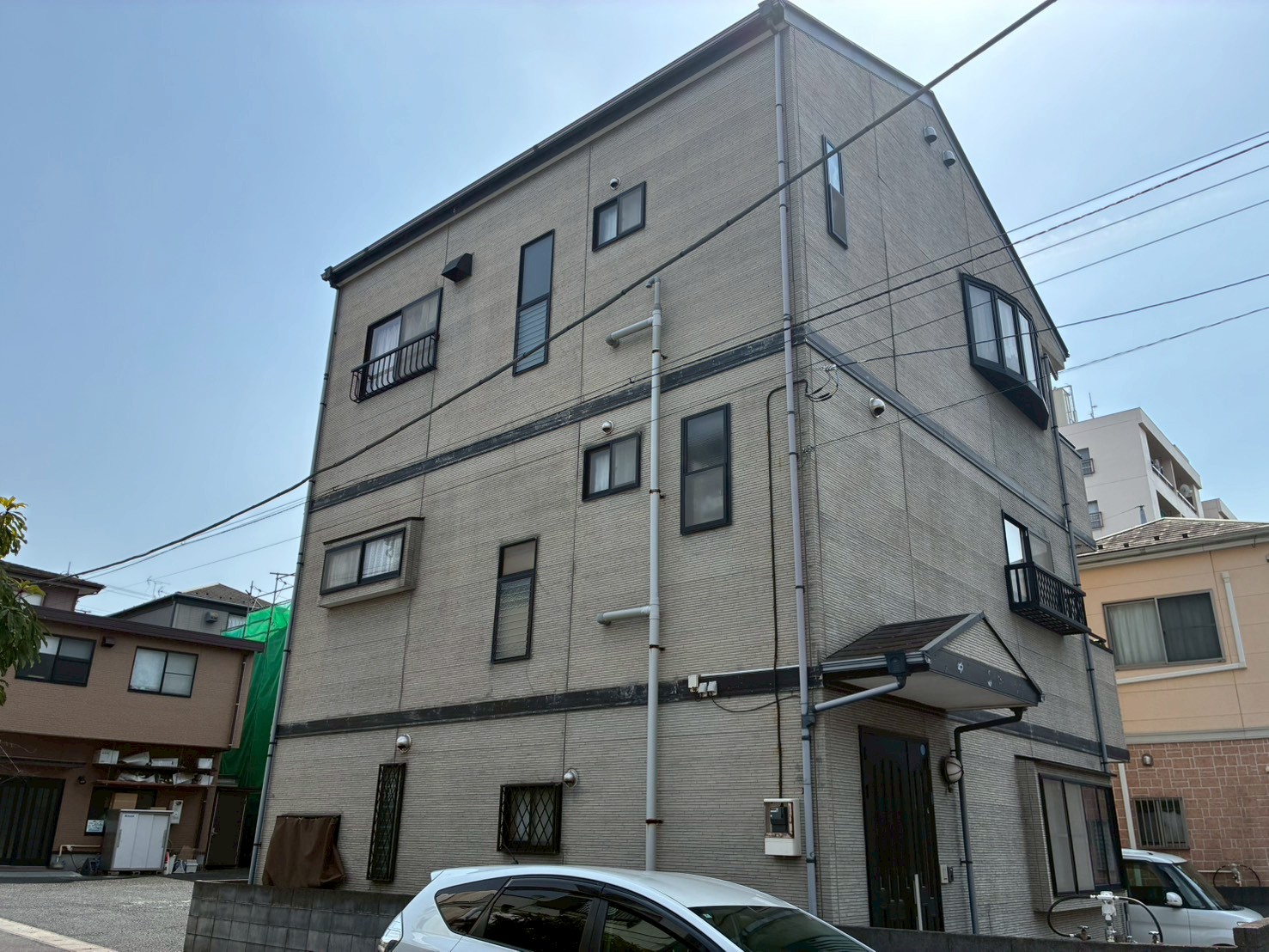 川口市で色褪せと黒カビが目立つスレート屋根を点検。屋根塗装をご提案！